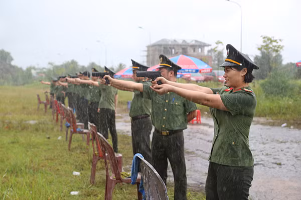 “Thao trường đổ mồ hôi, chiến trường vơi đổ máu”, hiểu và nắm vững tinh thần đó, cán bộ chiến sỹ nữ các lực lượng trong công an Nghệ An luôn không ngừng tập luyện, nâng cao kỹ năng chiến đấu để phục vụ tốt nhiệm vụ đấu tranh với tội phạm, bảo vệ sự bình yên cho nhân dân.