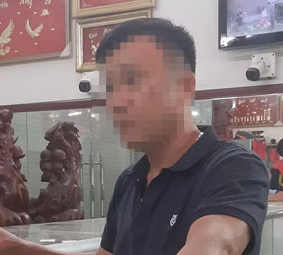 Anh T., chủ tiệm vàng T.P. thuật lại vụ cướp. Anh T., chủ tiệm vàng T.P. thuật lại vụ cướp.