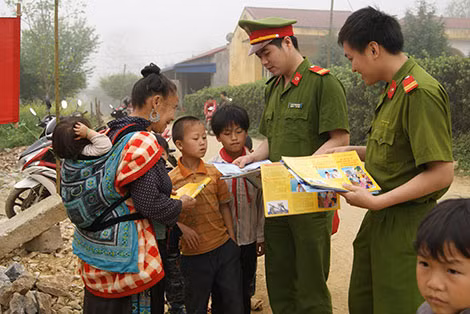 Các cán bộ chiến sỹ Công an phát tờ rơi tuyên truyền, vận động bà con dân tộc từ bỏ ma túy. Các cán bộ chiến sỹ Công an phát tờ rơi tuyên truyền, vận động bà con dân tộc từ bỏ ma túy.