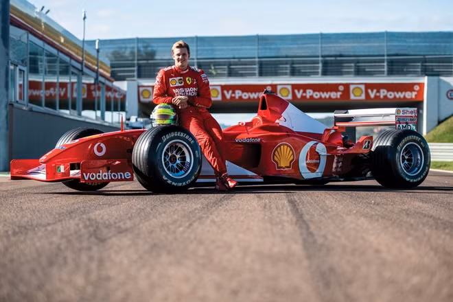 Huyền thoại đường đua F1 Michael Schumacher bên chiếc F2002 số 219.