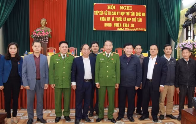 Thứ trưởng Lê Quý Vương cùng Đoàn đại biểu Quốc hội tỉnh Hưng Yên và các cử tri huyện Tiên Lữ.