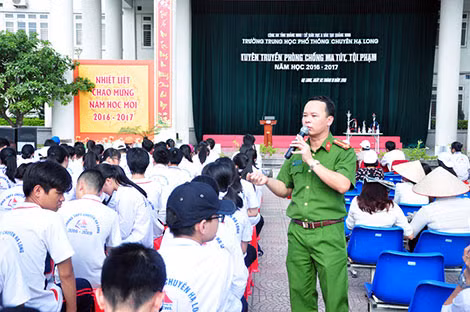 Tuyên truyền cho người dân thấy rõ tác hại của ma túy là biện pháp phòng ngừa hữu hiệu trong cộng đồng. Tuyên truyền cho người dân thấy rõ tác hại của ma túy là biện pháp phòng ngừa hữu hiệu trong cộng đồng.