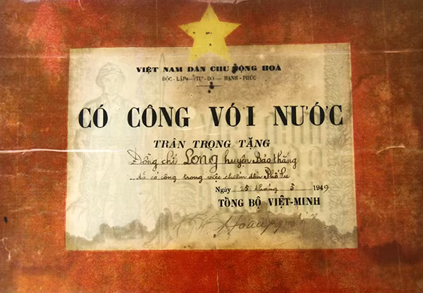 Giấy khen mà Tổng bộ Việt Minh trao tặng cho đồng chí Trần Long - Trưởng Ti Công an Lào Cai trong thời kỳ kháng chiến.