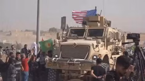 Người Kurd kéo đến gần căn cứ quân sự Mỹ ở sát biên giới Syria kêu gọi sự bảo vệ khỏi cuộc tấn công từ Thổ Nhĩ Kỳ.