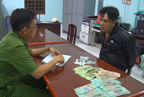 Đối tượng Phạm Văn Hoàng tại cơ quan Công an.