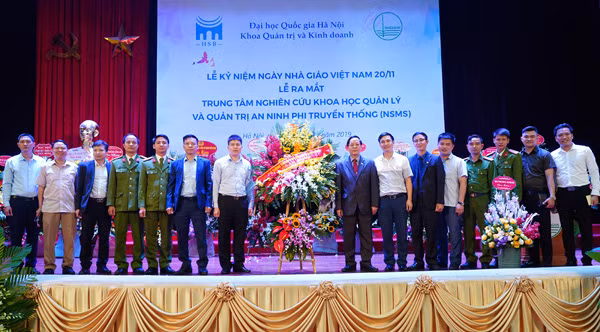 Các đại biểu chúc mừng lãnh đạo Trung tâm.