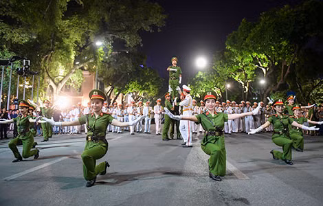 Các nghệ sĩ đội múa tham gia biểu diễn phục vụ nhân dân.