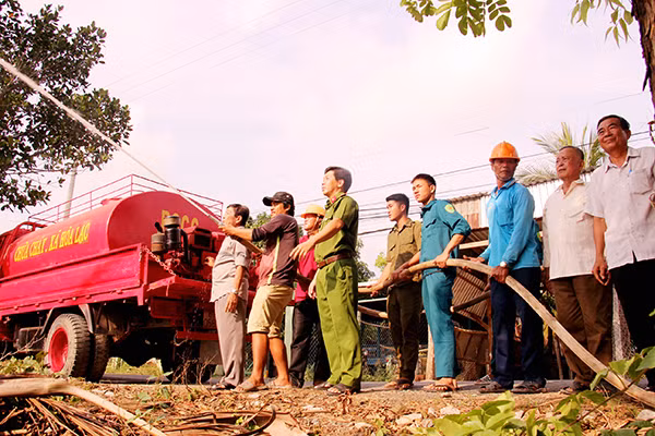 Các thành viên trong “Đội chữa cháy nông dân” cù lao Phú Tân thường xuyên tham gia tập huấn, vận hành xe chữa cháy cùng Công an địa phương.