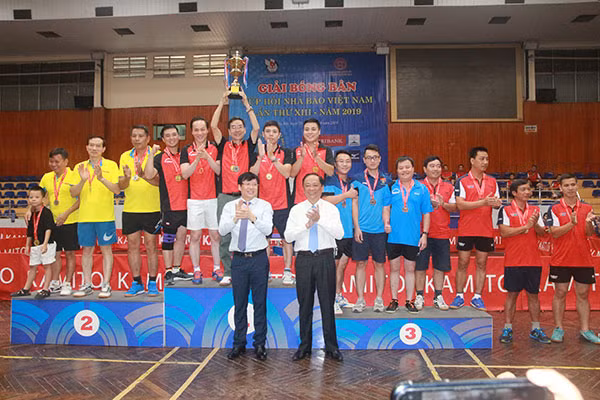 Liên chi hội Nhà báo Bộ Công an giành giải Nhất ở nội dung Đồng đội nam Giải bóng bàn Cúp Hội Nhà báo Việt Nam năm 2019. Ảnh: Vũ Linh.