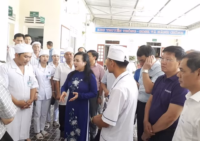 Bộ trưởng Bộ Y tế kiểm tra tại Trạm Y tế xã điểm của huyện Hương Sơn
