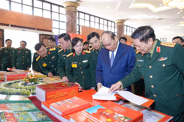 Thủ tướng Nguyễn Xuân Phúc và các đại biểu tham quan trưng bày vũ khí và khí tài tại Hội nghị.