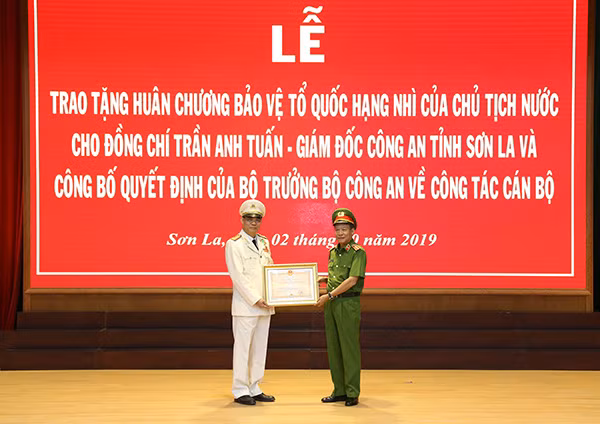 Thượng tướng Lê Qúy Vương, Ủy viên Trung ương Đảng, Thứ trưởng Bộ Công an trao Huân chương bảo vệ Tổ quốc hạng Nhì cho Đại tá Trần Anh Tuấn – Giám đốc Công an tỉnh.