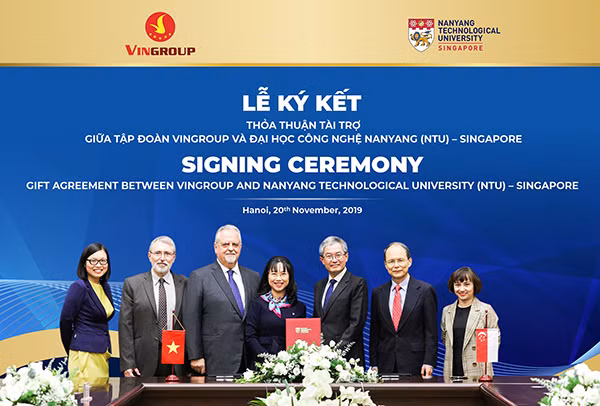 TS.Lê Mai Lan, Phó Chủ tịch Tập đoàn Vingroup, Chủ tịch Dự án Đại học VinUni và GS. Ling San, Hiệu trưởng NTU trao thỏa thuận tài trợ cấp học bổng cho thạc sĩ, tiến sĩ người Việt tại ĐH Công nghệ Nanyang.