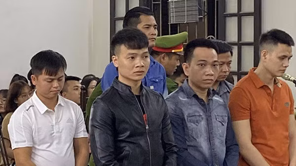 Khá “bảnh” (áo đen) và đồng phạm tại phiên xử.