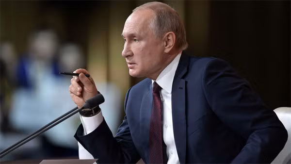 Tổng thống Vladimir Putin trả lời họp báo thường niên. Ảnh: RT.