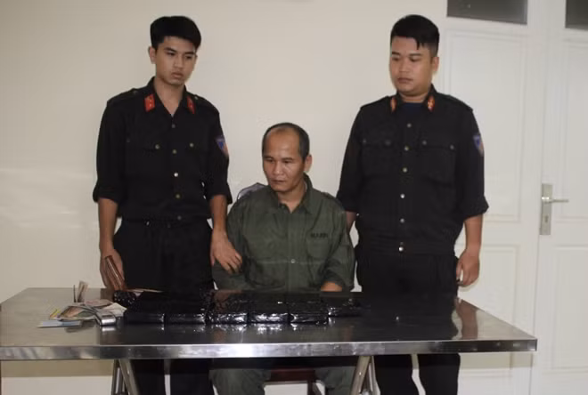 Nguyễn Việt B và tang vật vụ án.