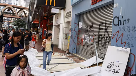 Cửa hiệu bị đập phá tại trung tâm mua sắm Causeway Bay, Hong Kong.