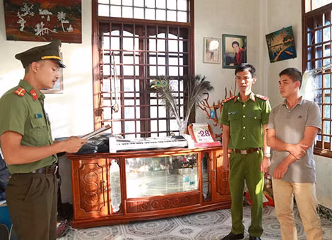 Cơ quan Công an đọc lệnh khám xét nhà của đối tượng Nguyễn Văn Chương.