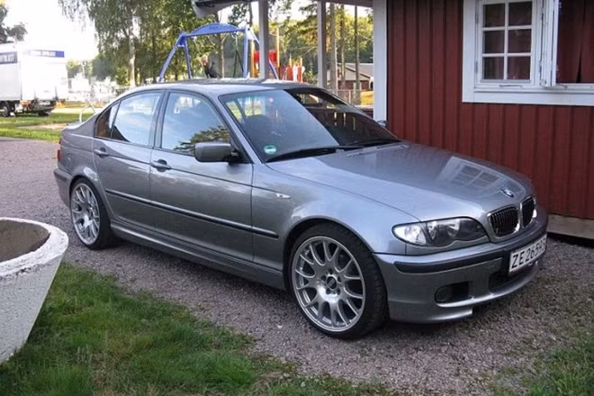 12.663 chiếc BMW E46 3 Series tại thị trường Australia bị triệu hồi khẩn cấp để thay thế túi khí.