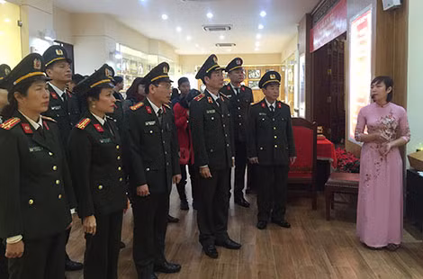 Các cán bộ, chiến sĩ, phóng viên Báo CAND tìm hiểu tư liệu Bác Hồ với CAND tại khu lưu niệm xã Nhã Nam, Tân Yên, Bắc Giang.