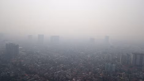 Nhiều thời điểm trong ngày, Hà Nội chìm trong khói bụi mờ mịt.