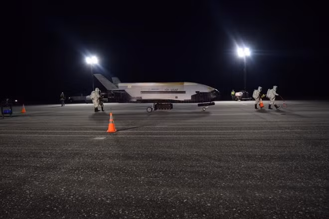 Tàu vũ trụ bí mật X-37B đã hạ cánh an toàn xuống sân bay vũ trụ Kennedy, Florida, Mỹ.