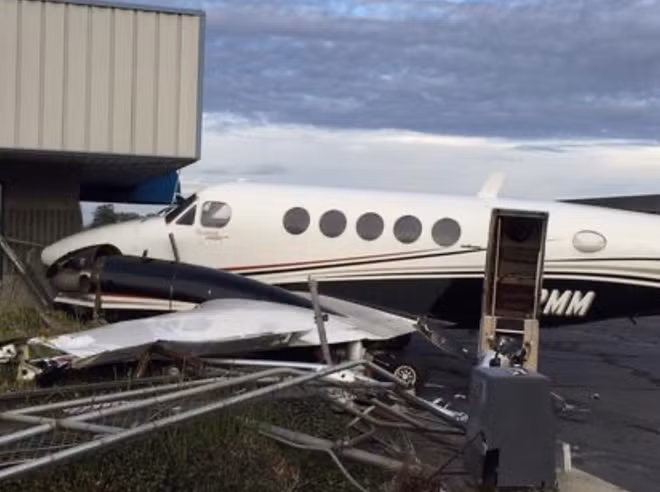 Chiếc máy bay cỡ nhỏ King Air 200 trị trá 2 triệu đô la đã bị hư hỏng nặng sau cú đâm.