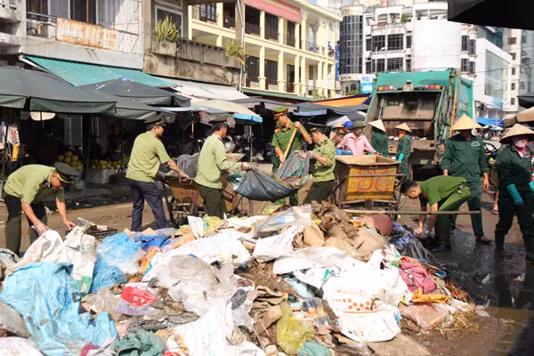 Hàng tấn rác thải sót lại tại khu vực chợ Vinh sau trận mưa, ngập lịch sử kéo dài.