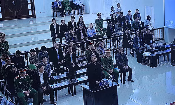 ...và bị cáo Lê Nam Trà khai nhân thân trước tòa.