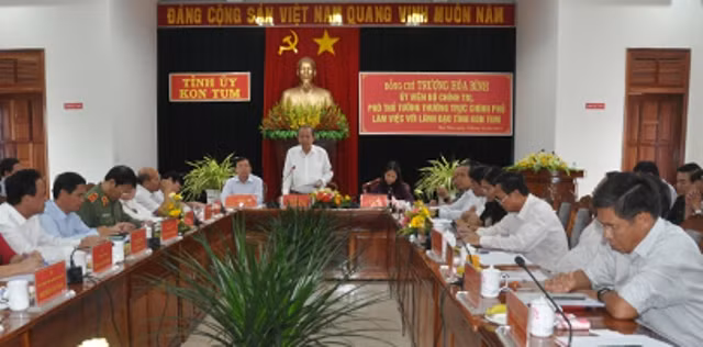 Đồng chí Trương Hòa Bình phát biểu tại buổi làm việc với lãnh đạo tỉnh Kon Tum.
