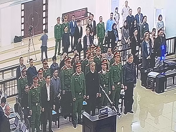 Các bị cáo tham dự phiên xét xử sáng 16-12, ngoài cùng bên phải là bị cáo Nguyễn Bắc Son.