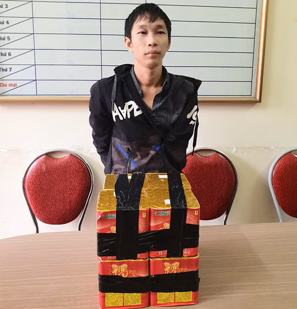 Các đối tượng và tang vật.