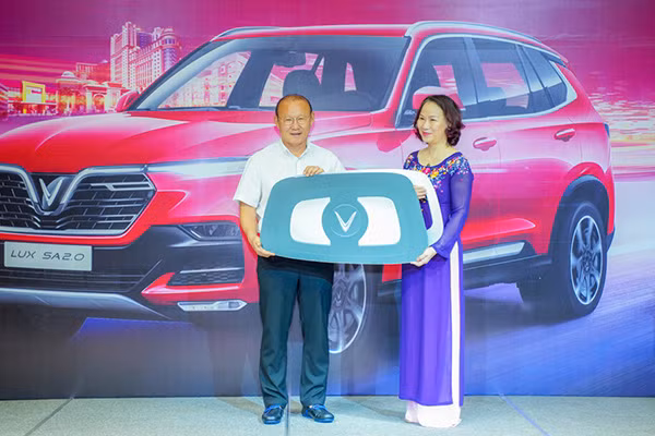 HLV Park Hang-seo nhận chìa khóa tượng trưng chiếc xe VinFast Lux SA2.0 từ bà Hoàng Bạch Dương – Giám đốc chi nhánh TP HCM Tập đoàn Vingroup.