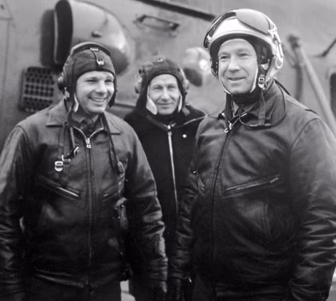 Các phi hành gia Leonov (phải) và Gagarin (trái) trong một chuyến bay huấn luyện hồi năm 1966.