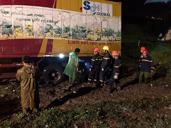 Sau nhiều nỗ lực, Cảnh sát PCCC & CNCH đã đưa nạn nhân mắc kẹt ra ngoài.