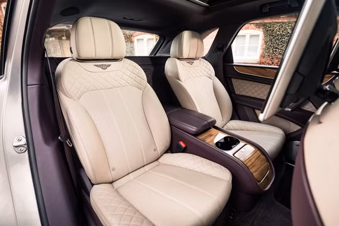 ...và nội thất trên phiên bản Bentley Bentayga 4 chỗ.
