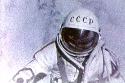 Những bước đi đầu tiên của phi hành gia Alexei Leonov ngoài không gian.