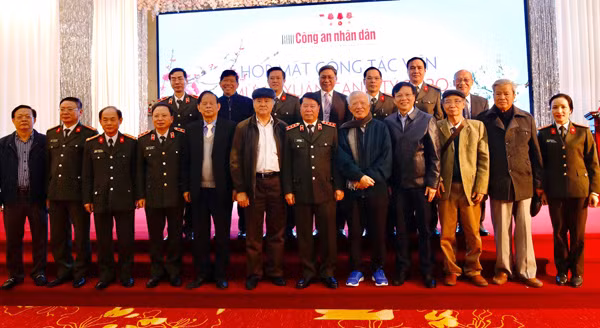 Thượng tướng Bùi Văn Nam, Ủy viên Trung ương Đảng, Thứ trưởng Bộ Công an, Ban biên tập Báo CAND và một số cộng tác viên tại buổi gặp mặt. Thượng tướng Bùi Văn Nam, Ủy viên Trung ương Đảng, Thứ trưởng Bộ Công an, Ban biên tập Báo CAND và một số cộng tác viên tại buổi gặp mặt.
