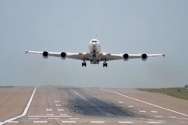 E-6B Mercury trên đường cất/hạ cánh.