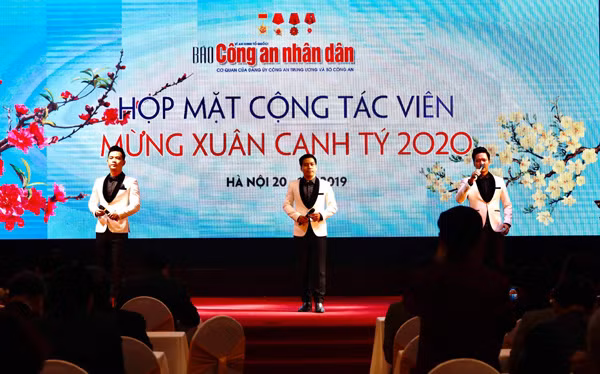 Tiết mục văn nghệ tại buổi gặp mặt. Tiết mục văn nghệ tại buổi gặp mặt.