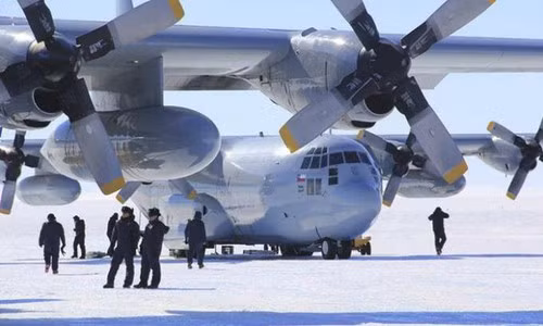Máy bay vận tải C-130 Hercules tại Nam Cực.