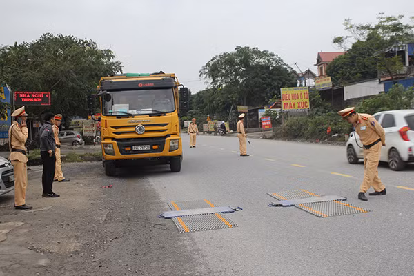 Lực lượng CSGT Công an Hòa Bình tổ chức cân xe vi phạm vượt tải trọng qui định 125%.