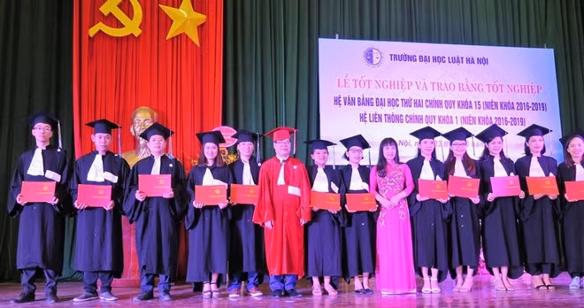 Trao bằng tốt nghiệp cho các tân cử nhân Trường Đại học Luật Hà Nội.