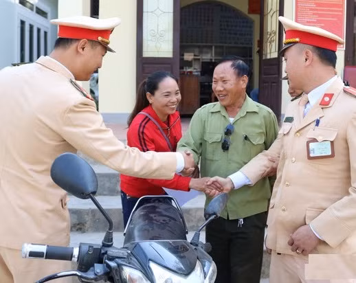 Chị Hoàng Thị Liên và người nhà vui mừng khi nhận lại xe.