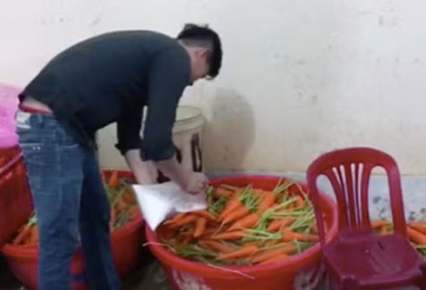 Cà rốt đang được thực hiện quy trình tẩy trắng.