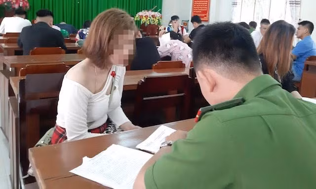Nhóm người dương tính với ma túy được đưa về cơ quan Công an.