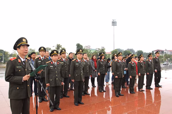 Thiếu tướng Phạm Văn Miên, Tổng Biên tập Báo CAND trình bày diễn văn tại Lễ báo công.