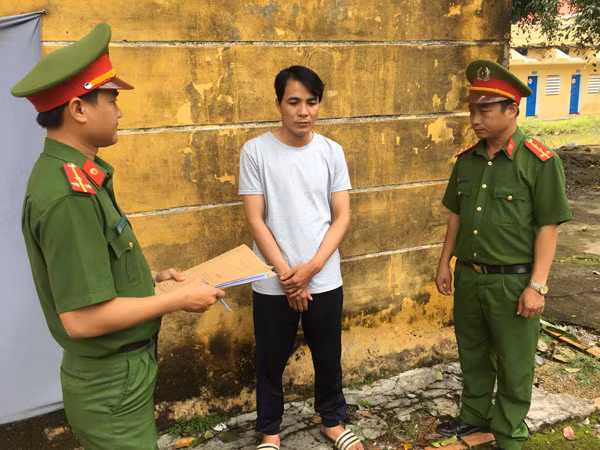 Đối tượng Trịnh Văn Lê tại Công an huyện Cư Jút. Đối tượng Trịnh Văn Lê tại Công an huyện Cư Jút.