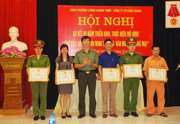 Thừa ủy quyền của Chủ tịch UBND TP Phủ Lý, lãnh đạo Công an TP Phủ Lý trao Giấy khen cho các tập thể, cá nhân có thành tích xuất sắc trong thực hiện mô hình.