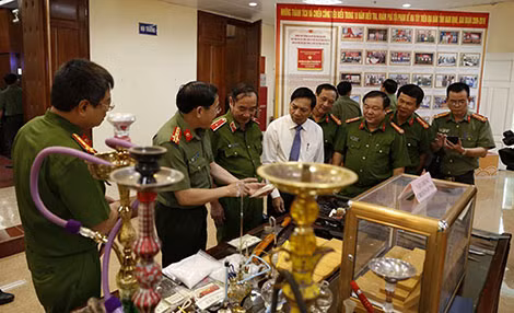 Đại tá Phạm Văn Long, Giám đốc Công an tỉnh Nam Định cùng các lãnh đạo kiểm tra tang vật Bị thu giữ.